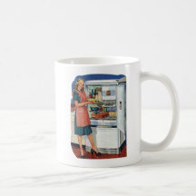 Refrigerador lleno de la cocina retra de las mujer tazas de café