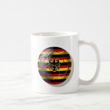 Regalos rayados del balón de fútbol de la bandera  tazas