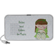 ¡Relájese! Chica lindo de Kawaii que se relaja con Laptop Altavoz