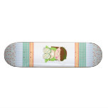 ¡Relájese! Chica lindo de Kawaii que se relaja con Tabla De Skate