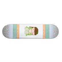 ¡Relájese! Chica lindo de Kawaii que se relaja con Tabla De Skate