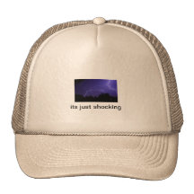relámpago del ingenio de los gorras en él
