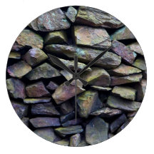 Reloj de pared de piedra colorido