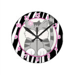 Reloj de pared gris del gatito con la raya de la c reloj de pared