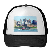 Remolcador contra el horizonte de Manhattan Gorros Bordados
