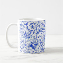 Remolinos adornados del azul y taza de las flores