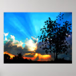 Resplandor solar detrás de las nubes con la siluet posters