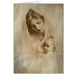 Retrato del vintage, madre cariñosa que celebra al felicitaciones