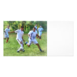 Retroceso del balón de fútbol con el pie tarjeta fotográfica personalizada