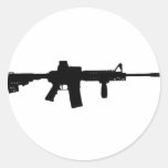 Rifle negro AR-15 del arte de Phil en línea Pegatinas Redondas