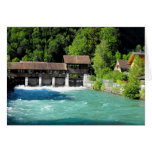Río en Interlaken del oeste en Suiza Tarjeton