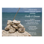 Rocas en los pares de la playa que casan la invita