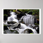 Rocas excesivas colgantes de la cascada poster