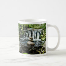 Rocas lisas con la cascada taza