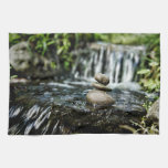 Rocas lisas con la cascada toallas de cocina
