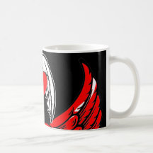 Rojo y corazones rojos cons alas blanco taza