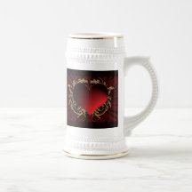 Rojo y diseño del corazón del oro taza
