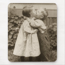 Romance del amor del vintage, niños que se besan,  tapetes de ratones