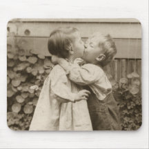 Romance del amor del vintage, niños que se besan,  tapetes de ratones