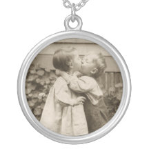 Romance del amor del vintage, niños que se besan,  joyerias personalizadas