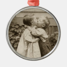 Romance del amor del vintage, niños que se besan,  adorno