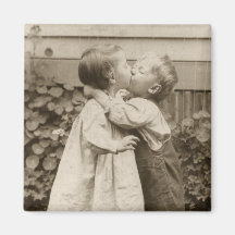 Romance del amor del vintage, niños que se besan,  imán para frigorífico