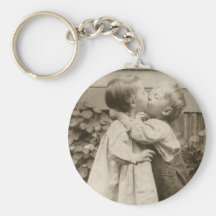 Romance del amor del vintage, niños que se besan,  llavero