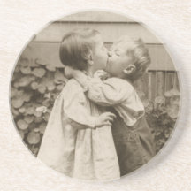 Romance del amor del vintage, niños que se besan,  posavasos diseño