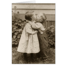Romance del amor del vintage, niños que se besan,  tarjetón