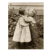Romance del amor del vintage, niños que se besan,  postal
