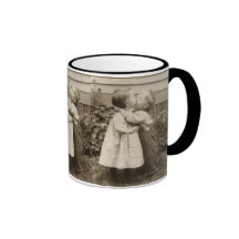 Romance del amor del vintage, niños que se besan,  taza