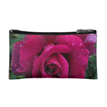 Rosa rojo con las gotas de agua