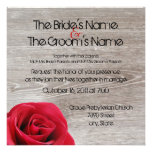 rosa rojo en las invitaciones de madera del boda anuncio personalizado