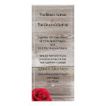 rosa rojo en las invitaciones largas de madera del anuncios personalizados