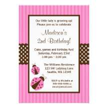 Rosa y fiesta de cumpleaños rayada de los puntos d invitación
