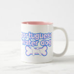 Rosa y taza portuguesa azul del perro de agua