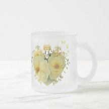 Rosas amarillos en un corazón tazas