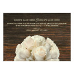 Rosas blancos y invitación rústica del boda de Bar