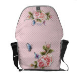 Rosas de la mariposa con el monograma bolsa de mensajería