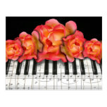 Rosas del teclado de piano y notas de la música postal