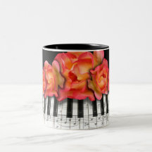 Rosas del teclado de piano y notas de la música taza de café