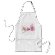 Rosas rojos que cocinan el delantal