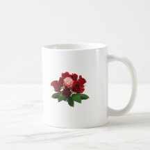 Rosas rojos y un color de rosa rosado taza de café