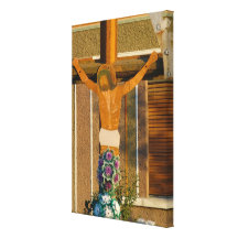 Rumania, crucifijo en una capilla del borde del ca lona estirada galerías