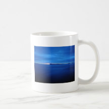 Salida del sol del océano sobre la isla del desliz taza de café