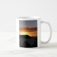 Salida del sol del océano sobre la isla Tairua Nue Taza