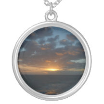 Salida del sol en el collar del mar