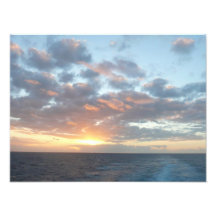 Salida del sol en la impresión de la foto del mar