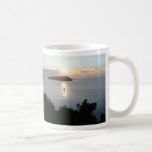 Salida del sol y Mt Paku Habour Tairua NZ del barc Taza De Café