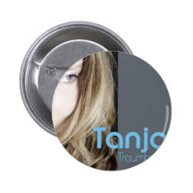 Sängerin Tanja mit ihrer CD "Traumhaut" Button